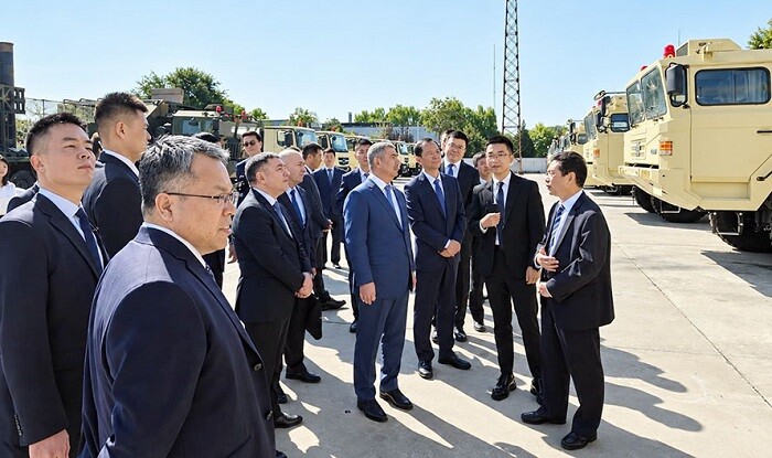 Zakir Həsənov Çində hərbi texniklara baxdı - Foto
