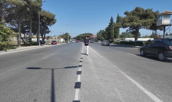 Bakıda yolda qoşa xətti qara boya ilə qırıq xəttə çevirdilər - Video