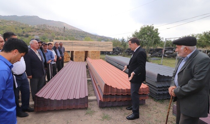 Qazaxda bu sakinlərə dam örtüyü materialları verilir - Foto