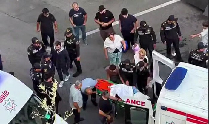 Bakıda nəhəng monitor qadının üstünə aşdı - Video