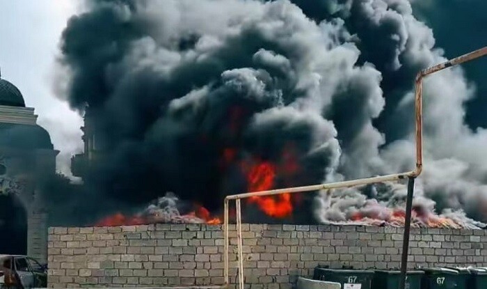Bakıda anbarda güclü yanğın başladı - Foto
