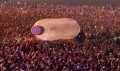 Müğənni Bakıda butulkanın içində konsert verdi - Video