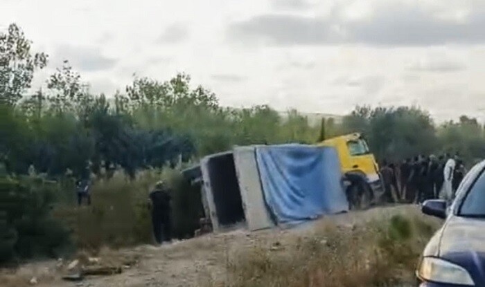 Yük avtomobili "Opel"lə toqquşdu və aşdı: yaralı var