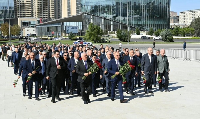 “AzərEnerji” və “Azərişıq” rəhbərliyi Zəfər abidəsində