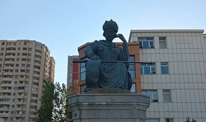 Xətainin heykəlinin üzərindəki yazı müzakirə yaratdı - Foto