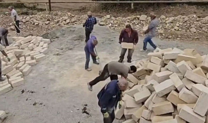 Şamaxıda sakinlər yolu öz hesablarına təmir edirlər - Video