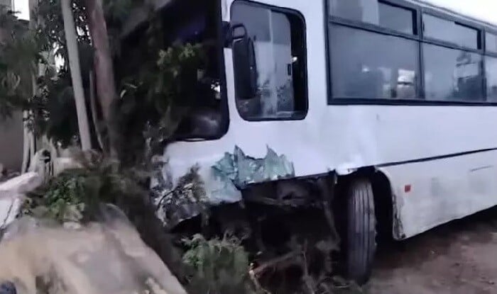 Bakıda avtobusla toqquşan maşın ağaca çırpıldı - Video