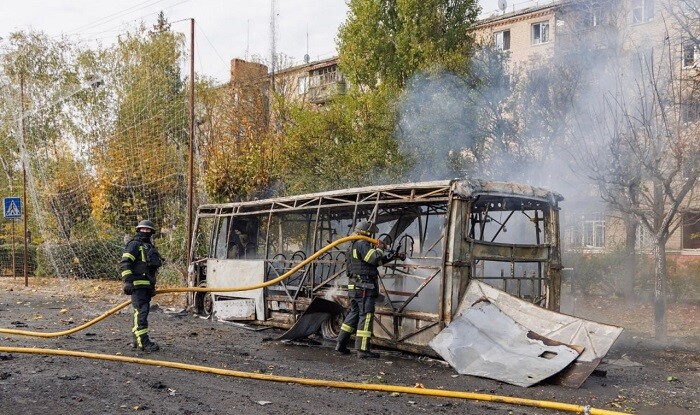 Rusiya Ukraynada avtobusları vurdu: 33 ölü, 18 yaralı - Video