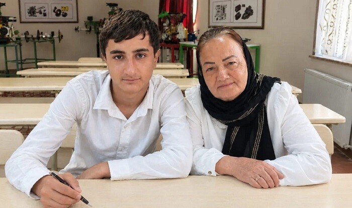 63 yaşlı nənə 16 yaşlı nəvəsi ilə eyni liseydə oxuyur - Foto