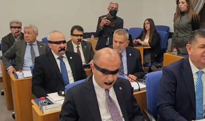 Türkiyədə deputatlar gözlərini və ağızlarını qara lentlə bağladı - Video