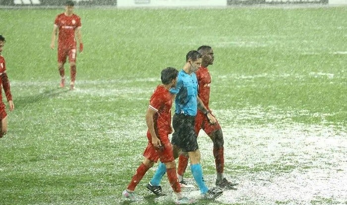 İstanbulda futbol oyunu da yarımçıq dayandırıldı