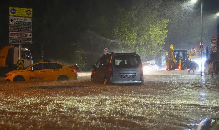 İstanbulda 41 il sonra yağış rekordu: ölənlər var