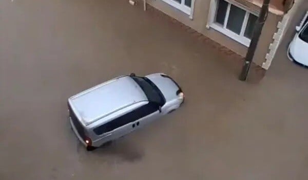 Türkiyədə maşınlar su altında qaldı - Foto