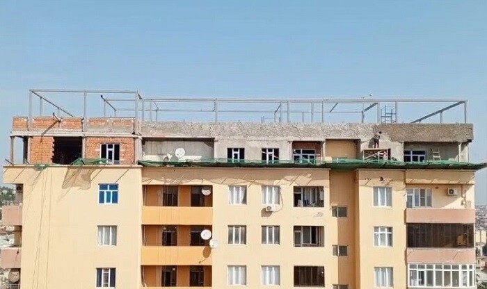 10 il əvvəl təhvil verilən binada əlavə 2 mərtəbə tikilir - Foto