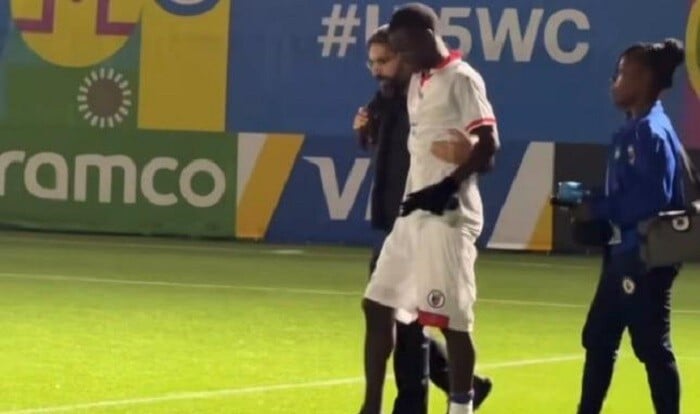 Rövşən Nəcəf zədələnən futbolçunu meydandan çıxardı - Video