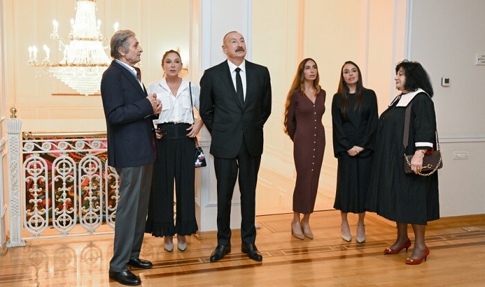 Prezident və ailəsi sərgidə... - Foto