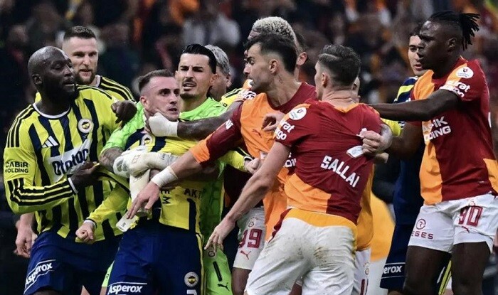 İstanbul derbisində futbolçular arasında əlbəyaxa dava - Video