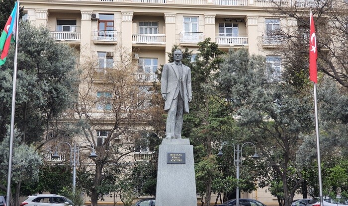 Deputatlar Atatürkün Bakıdakı abidəsini ziyarət etdilər