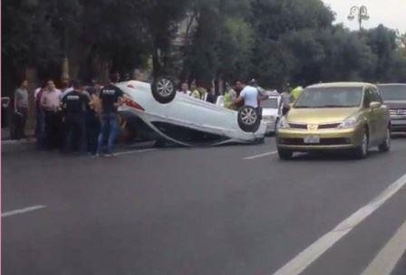 Bakının mərkəzində maşın belə aşdı - Video