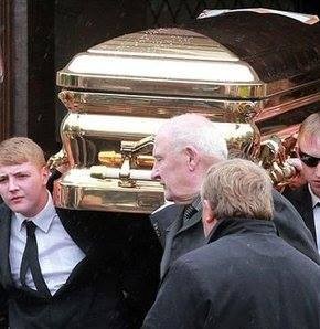 Mafiya liderini qızıl tabutda dəfn etdilər – Foto