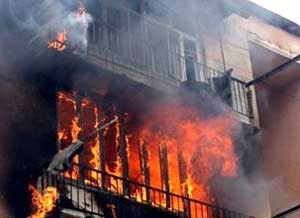 Bakıda bank binası yanır