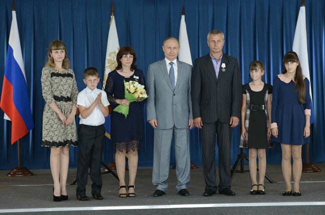 Putinin kostyumu müzakirələrə səbəb oldu – Foto