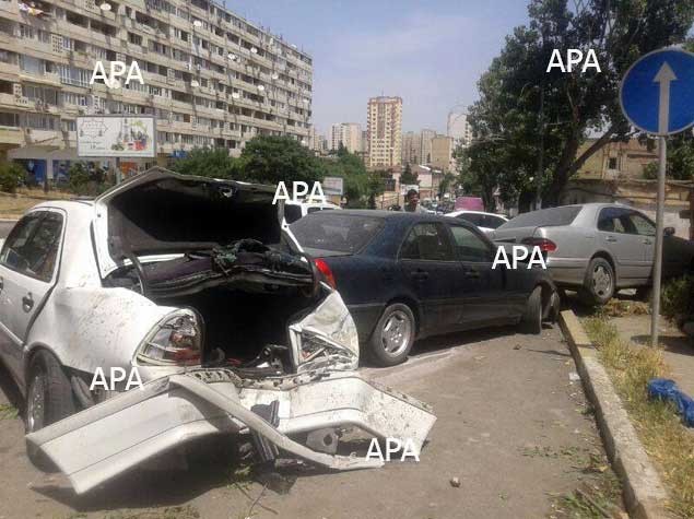 Avtobus dörd maşını əzdi - Foto
