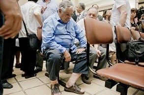 Prezident xəstəxanada növbəyə durdu - Foto