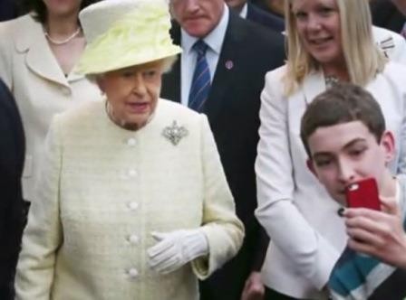 Kraliçadan ilk “selfie” - Video