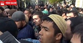 Moskvada cümə namazında qalmaqal: 30 nəfər tutuldu – Video