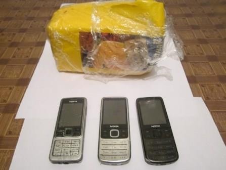 Həbsxanaya telefon ötürmək istəyən ana tutuldu