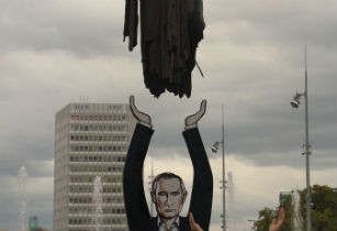 Putin yıxılan stulu belə tutdu - Video