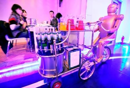 Bu restoranda insanlara robotlar xidmət edir