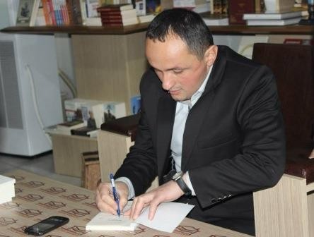 Müəllif “Yüzdə səksən”i dostları üçün imzaladı - Foto