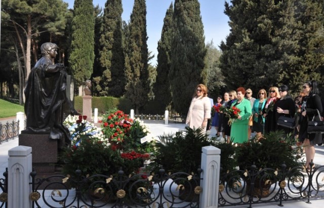 Zərifə Əliyevanın məzarı ziyarət olunur - Ad günü