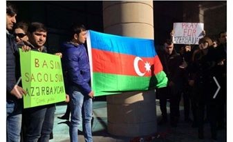 Tiflisdə SOCAR-ın binası önünə qərənfil düzüldü - Foto