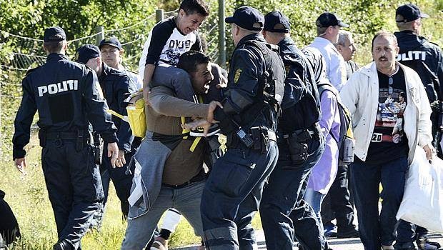 Qaçqınların zinət əşyalarına əl qoyuldu