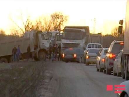 Zəncirvari qəza Astara yolunu bağladı - Foto