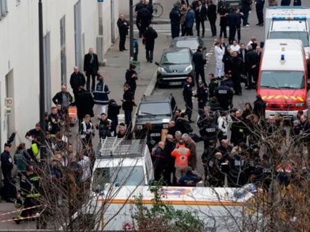 “Şarli Hebdo”ya ikinci hücum: 2 jurnalist yaralandı