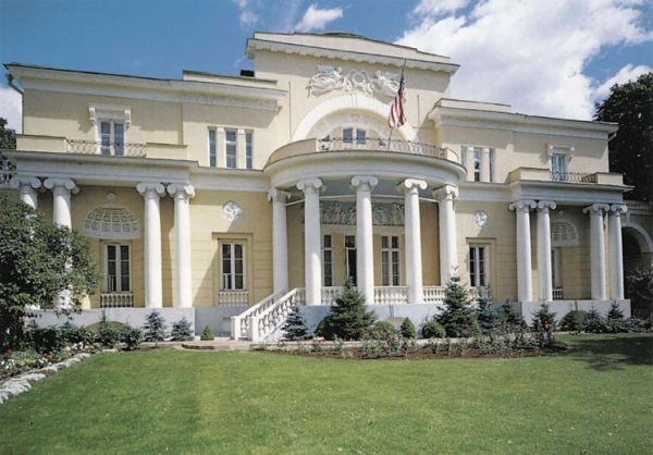 Çılpaq kişi ABŞ səfirliyinə hücum etdi