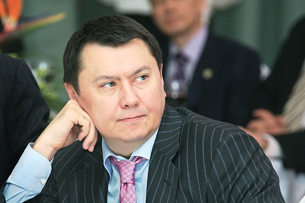 Prezidentin kürəkəni türmədə özünü asdı