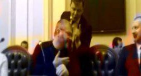 Deputatın 30 minlik saatla iclasa gəlişi qalmaqal yaratdı - Video