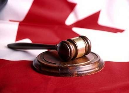 Hakim hicaba görə qadının işinə baxmaqdan imtina etdi