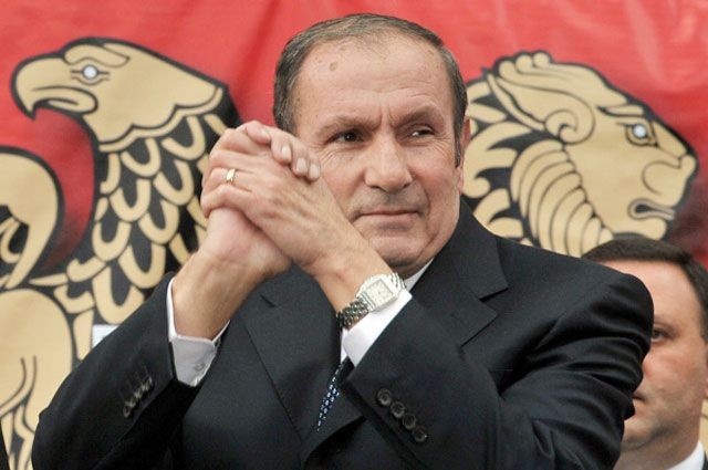 İrəvanda siyasi böhran başladı: Petrosyan aktivləşir