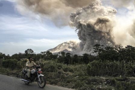 Partlayan vulkanın yeni görüntüləri yayıldı - Foto