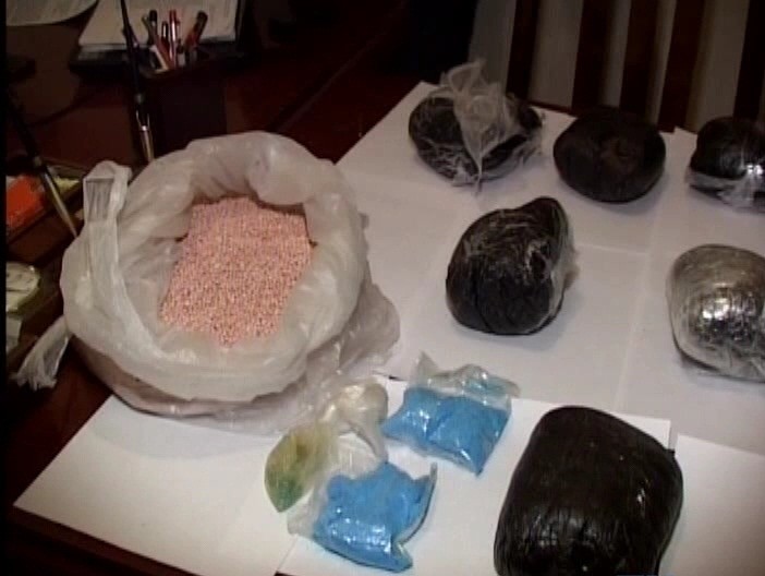 Polis evdə tiryəkxana təşkil edənləri yaxaladı