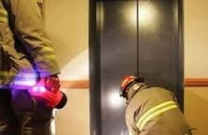 FHN liftdə qalan şəxsi xilas etdi