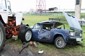 Traktorla avtomobil toqquşdu: ölənlər var