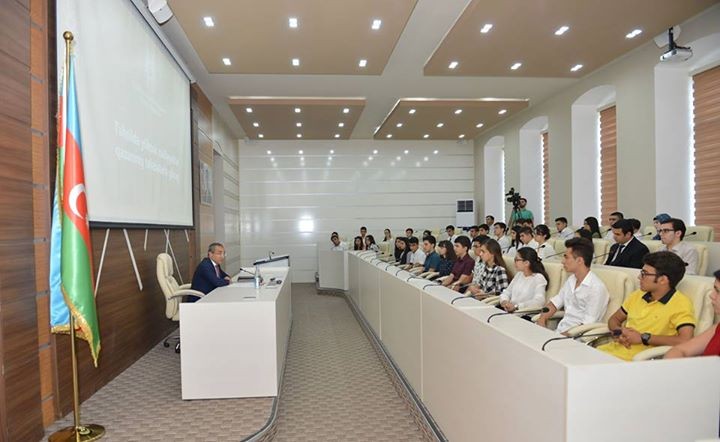 Nazir yüksək bal toplayan tələbələrlə görüşdü