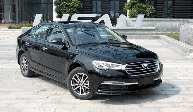 Azərbaycan səfirinə maşın hədiyyə etdilər